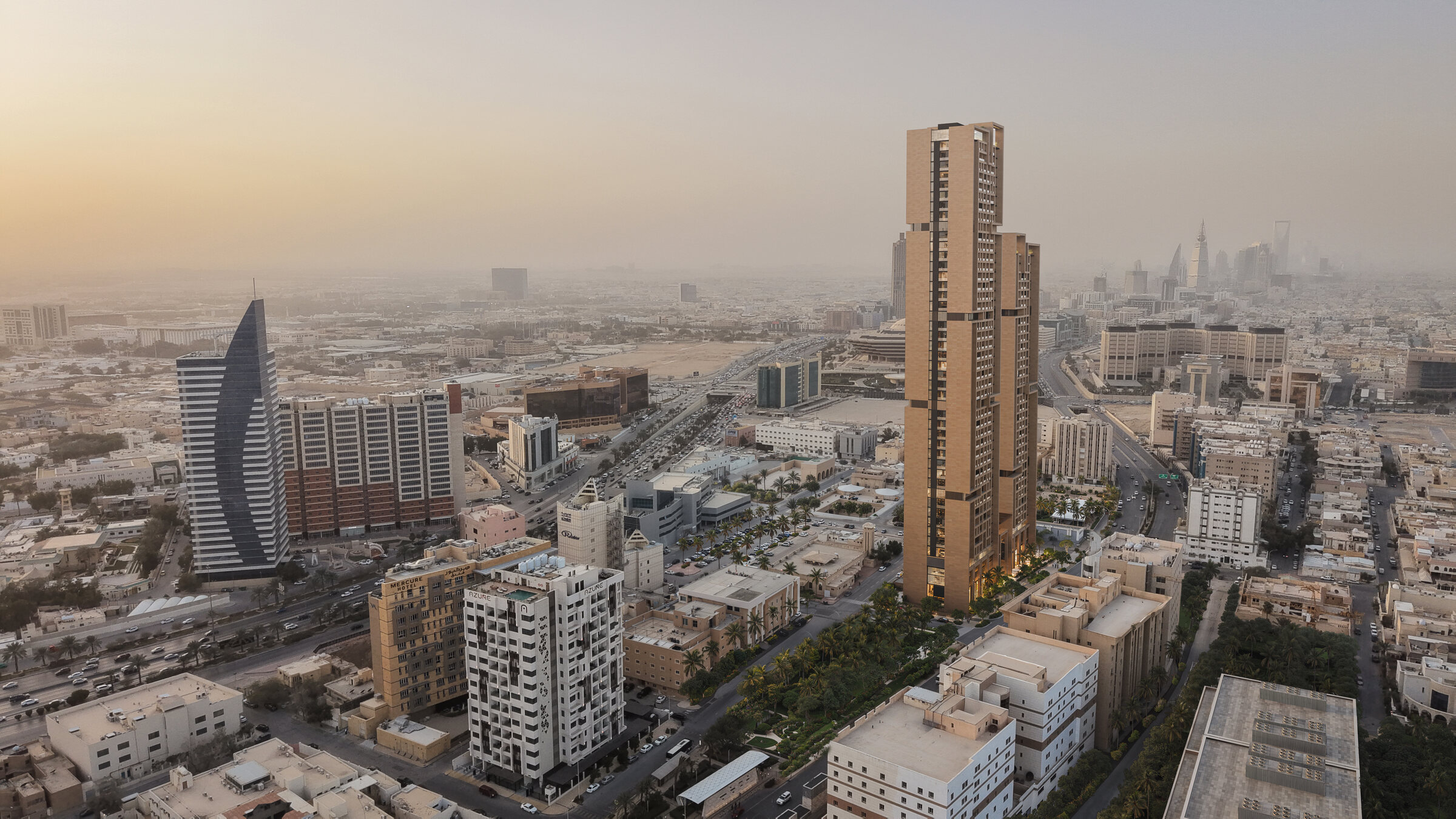 منظور جوي يوضح البرجين والمحيط